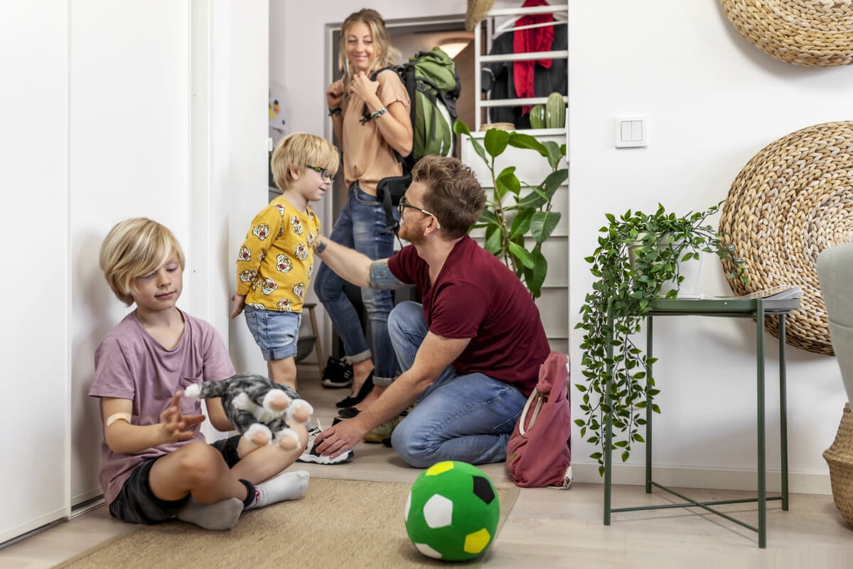 Familj i hallen på väg ut.
