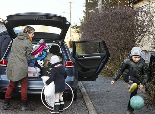 mamma packar bilen inför resan