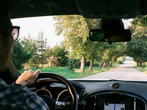 Man kör bil längs vägen