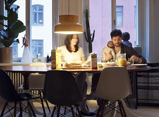 familj äter frukost