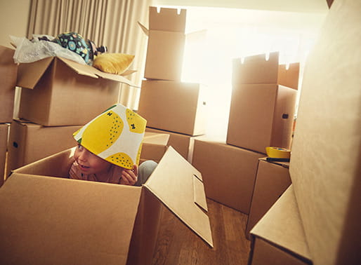 pojke leker med flyttlådor