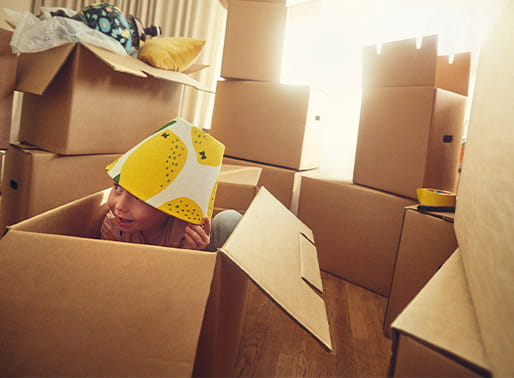 pojke hoppar ut ur flyttlåda