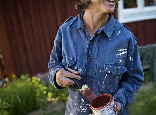 kvinna målar sitt hus