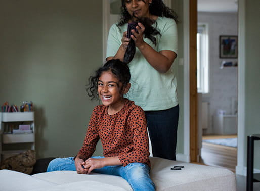 Borstar håret hemma