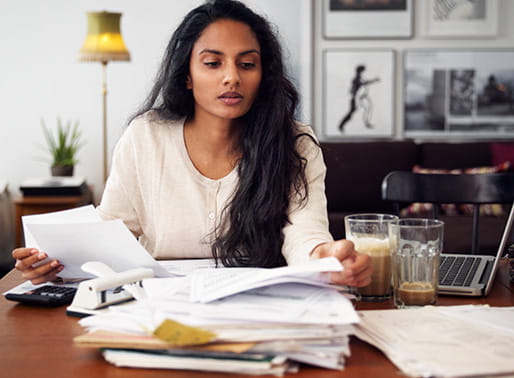 tjej ser över ekonomin