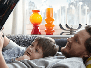 Pappa och barn läser tillsammans