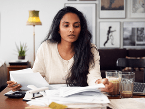 Kvinna vid skrivbord