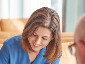 Leende kvinna i blå tröja