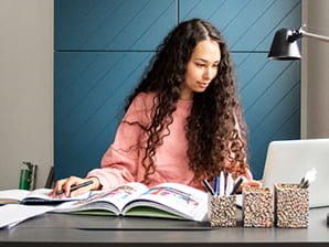 Kvinna vid skrivbord