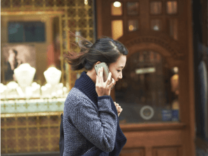 Familj fikar utomhus