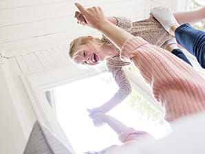 Familj fikar utomhus