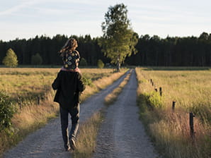 barn rider på pappas axlar