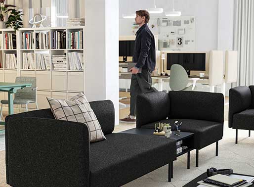 Man går med sin laptop på ett kontor