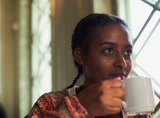 kvinna dricker kaffe