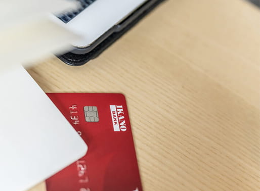 Rött Visa-kort på ett bord