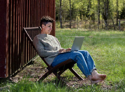 kvinna i smålandd läser på laptop