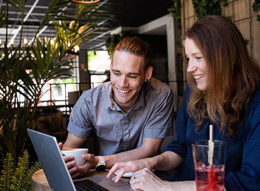 Par sköter bankärenden på datorn.