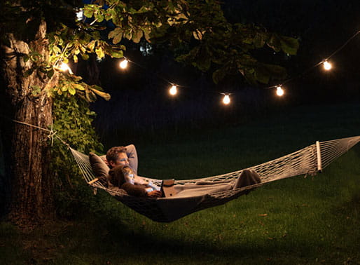 Far och son en kväll i hängmattan.