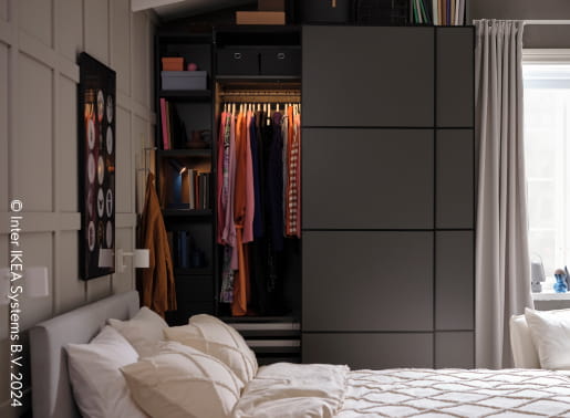 Ett sovrum med säng och garderob.