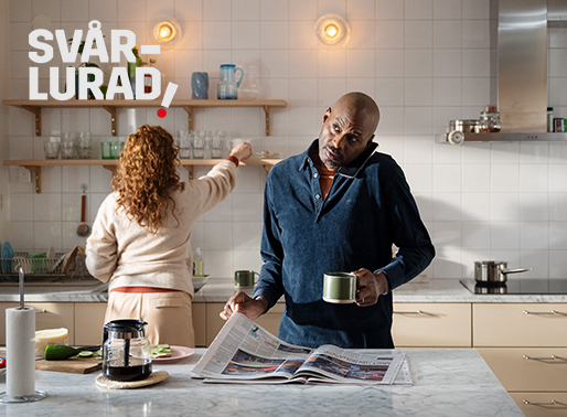 Man står vid köksbänk och läser tidning och tar ett plötsligt telefonsamtal.