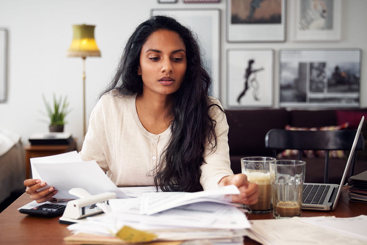 Kvinna arbetar vid skrivbord