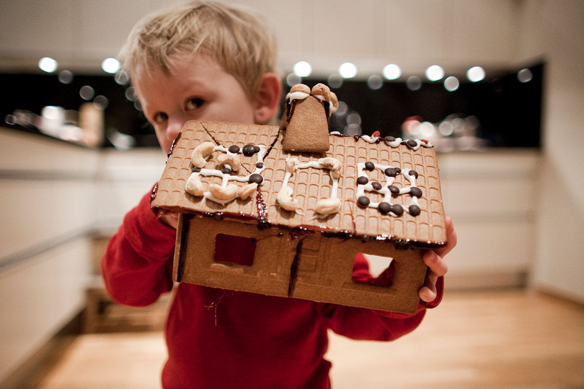 Pojke håller i pepparkakshus
