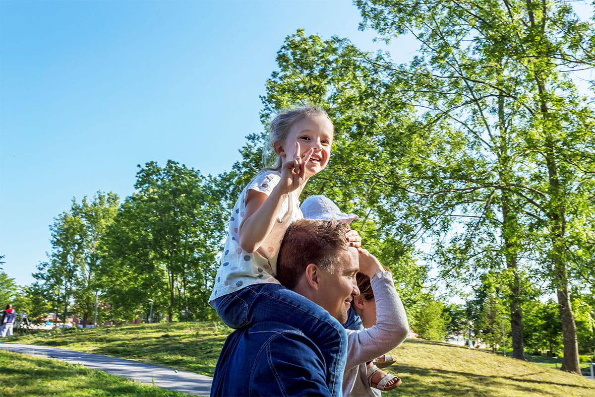 Pappa bär sin dotter på axlarna