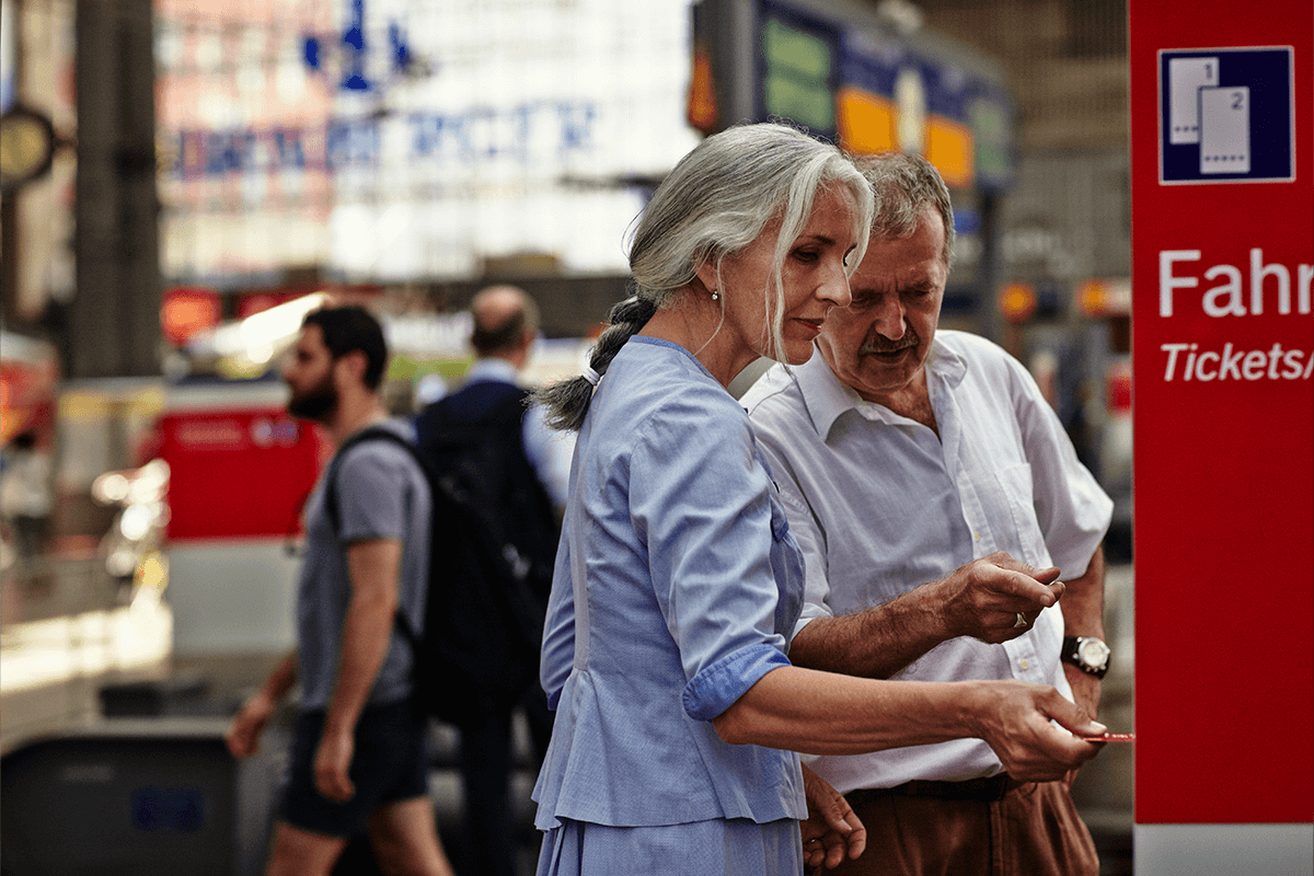 Turister pekar på karta