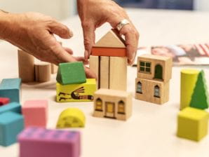 Hand som bygger med klossar