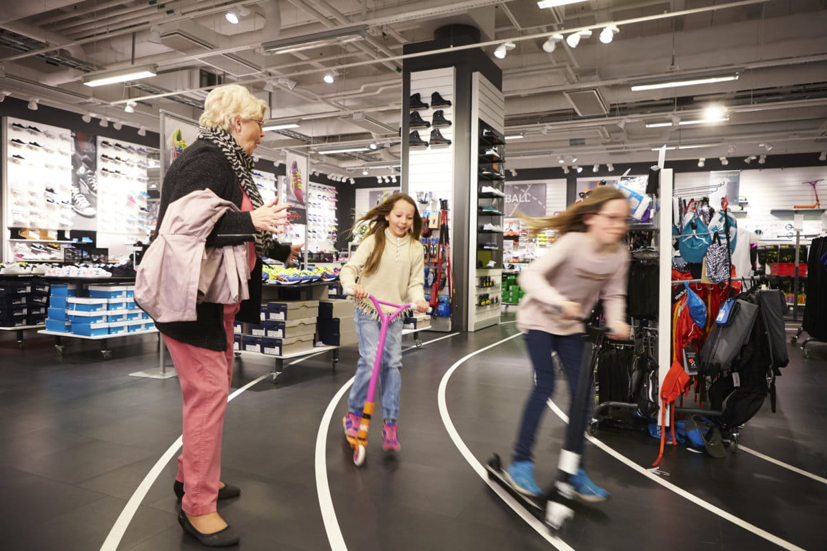 Barn på sparkcykel
